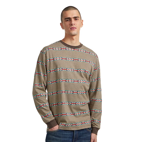 Mann in einem Longsleeve mit Azteken-Muster
