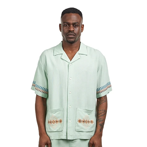 Mann in einem Hemd mit Azteken-Muster