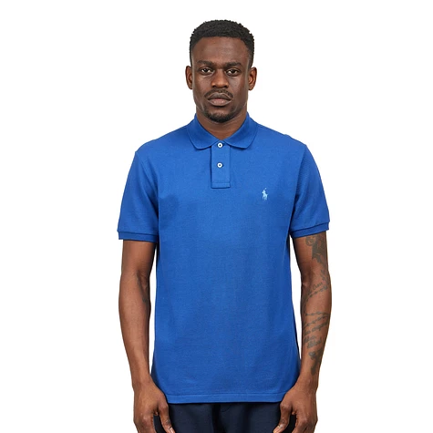 Mann in einem blauen Poloshirt von Polo Ralph Lauren