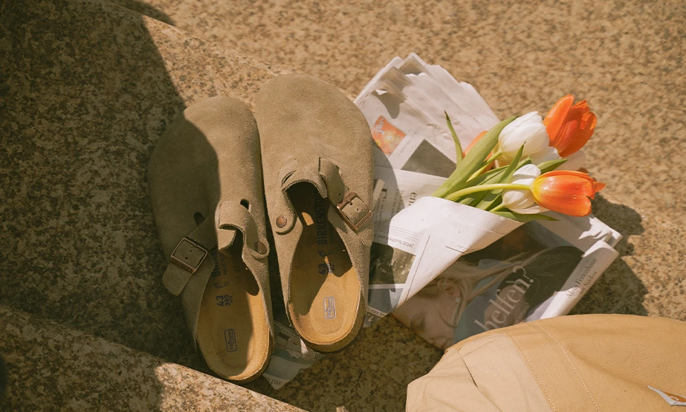 Clogs für Herren und Tulpen