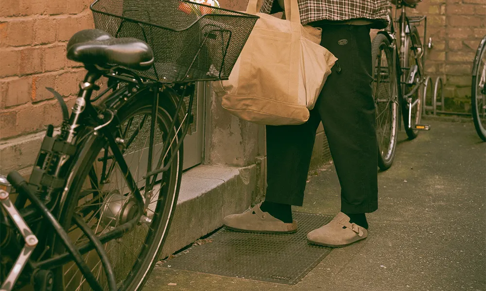 mann mit breiter Hose und Clogs 