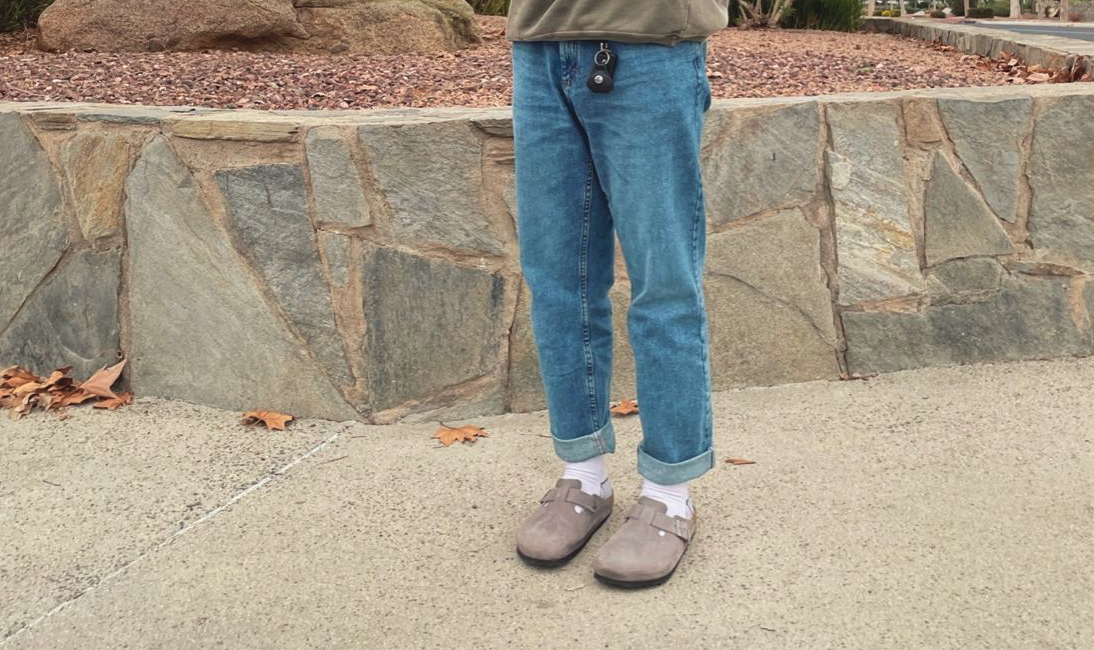 Mann mit Clogs