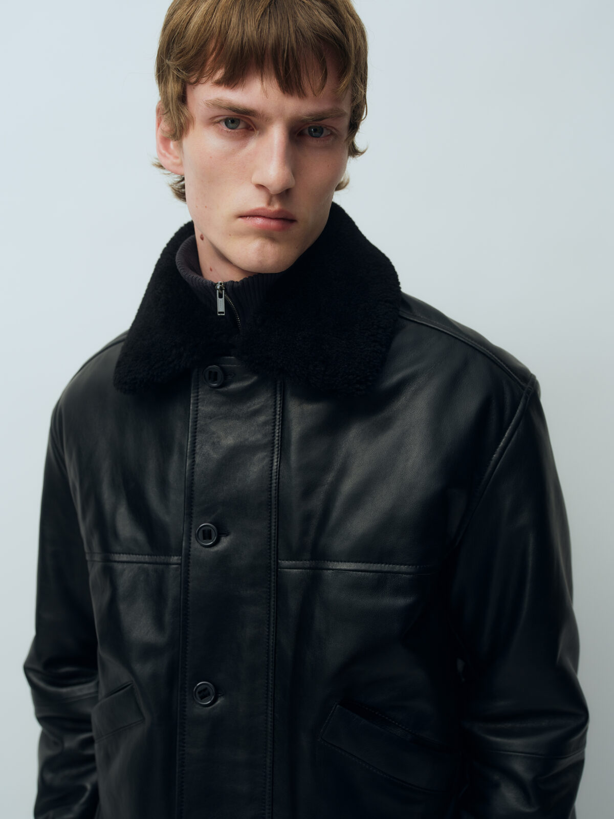 Mann in einer Herbstjacke mit fellkragen von Arket