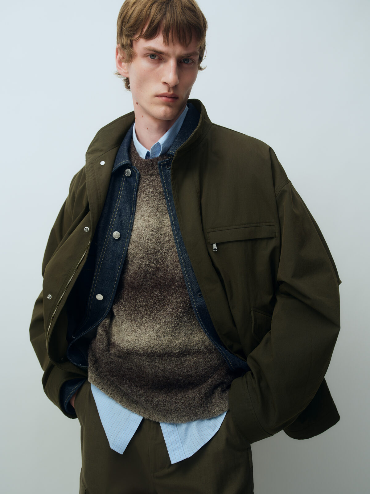 Mann in einer grünen Herbstjacke von Arket
