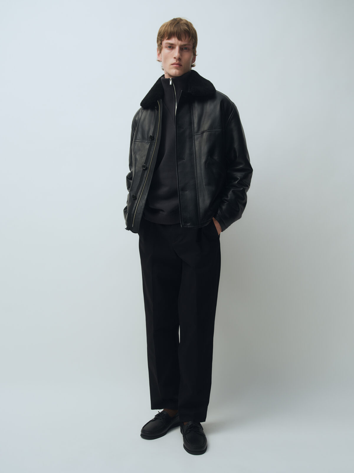 Mann in einer Herbstjacke von Arket