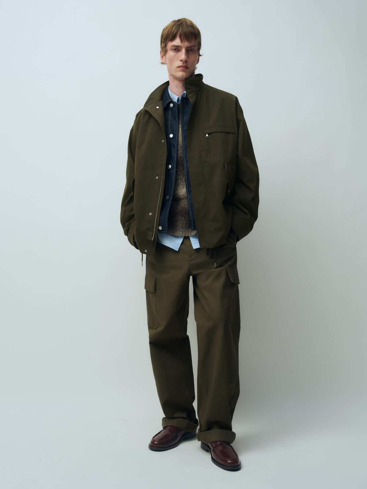 Mann in einer Herbstjacke von Arket
