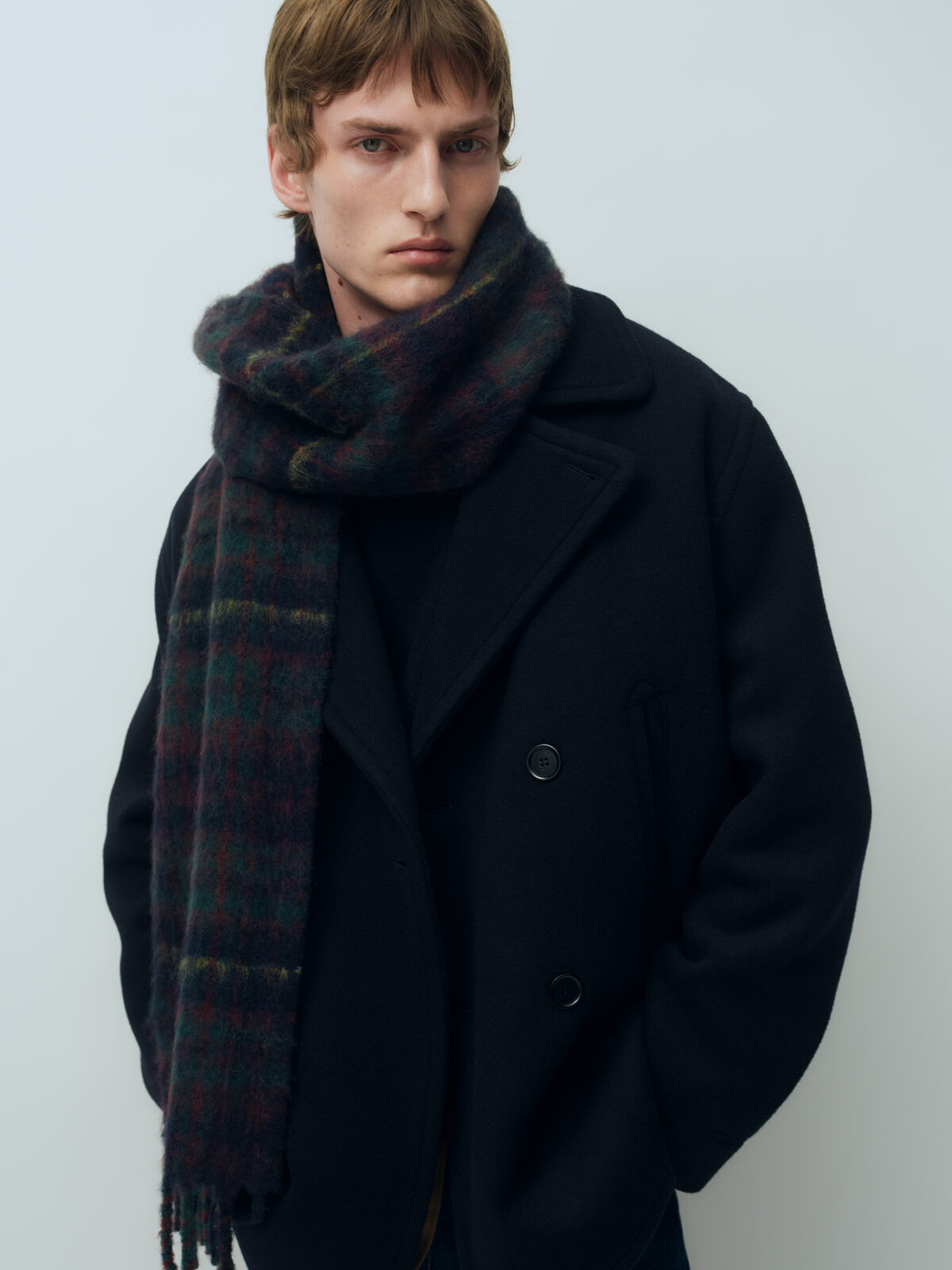 Mann in einer Herbstjacke von Arket und einem großen schal